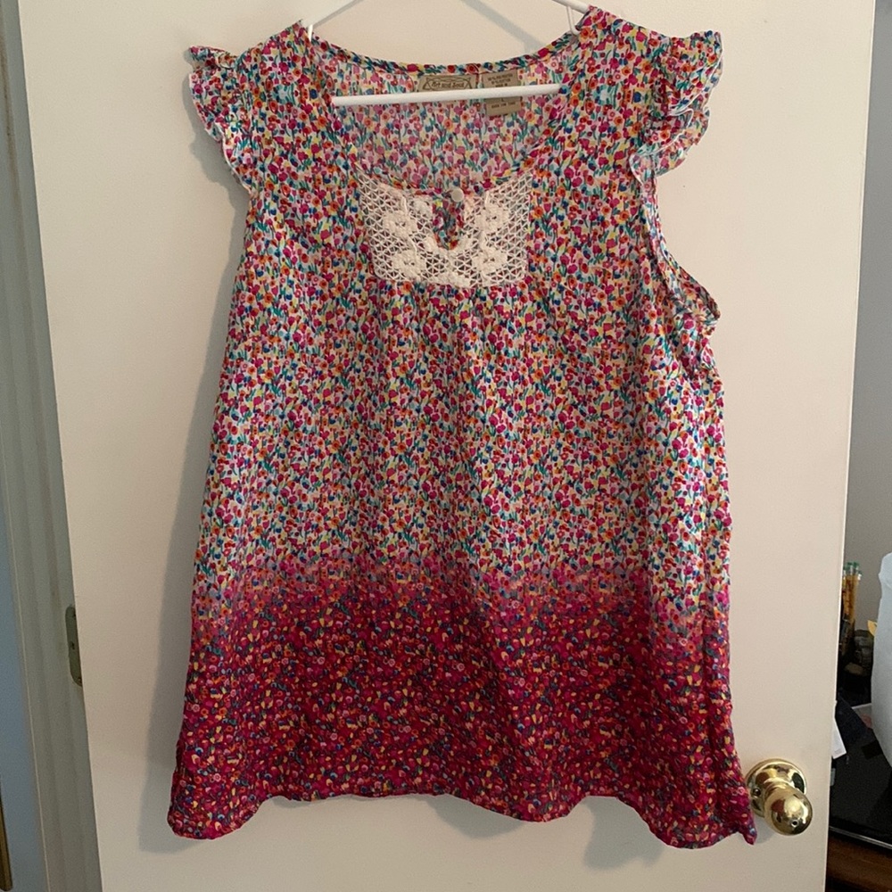 Art & Soul Sleeveless Top. Floral print in polyester. Size L